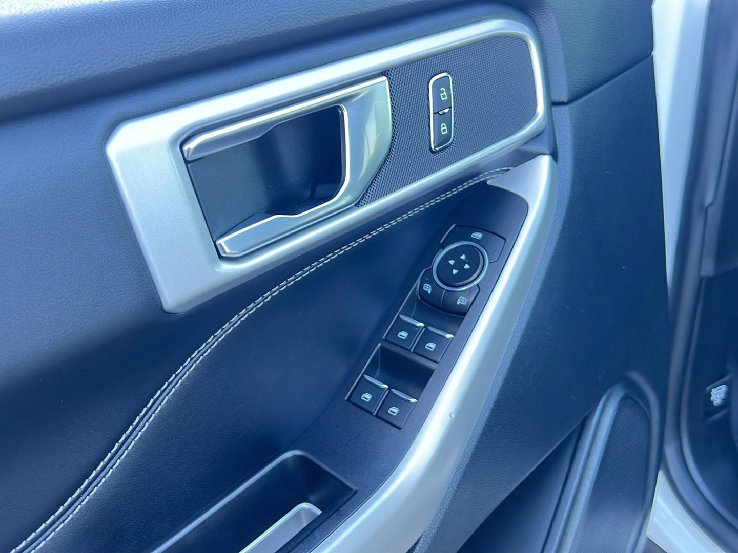 2021 Ford Explorer photo 23 of 47