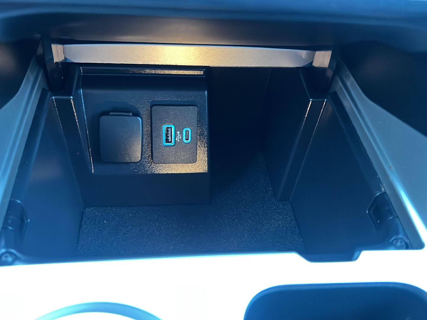 2021 Ford Explorer photo 35 of 47