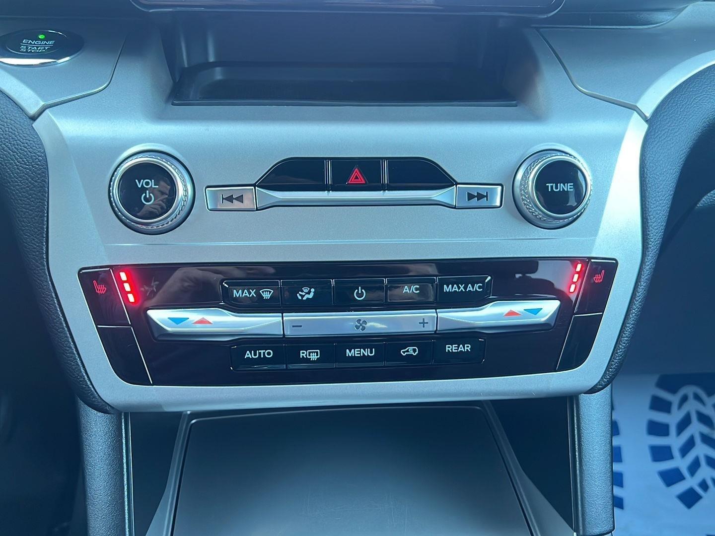 2021 Ford Explorer photo 36 of 47