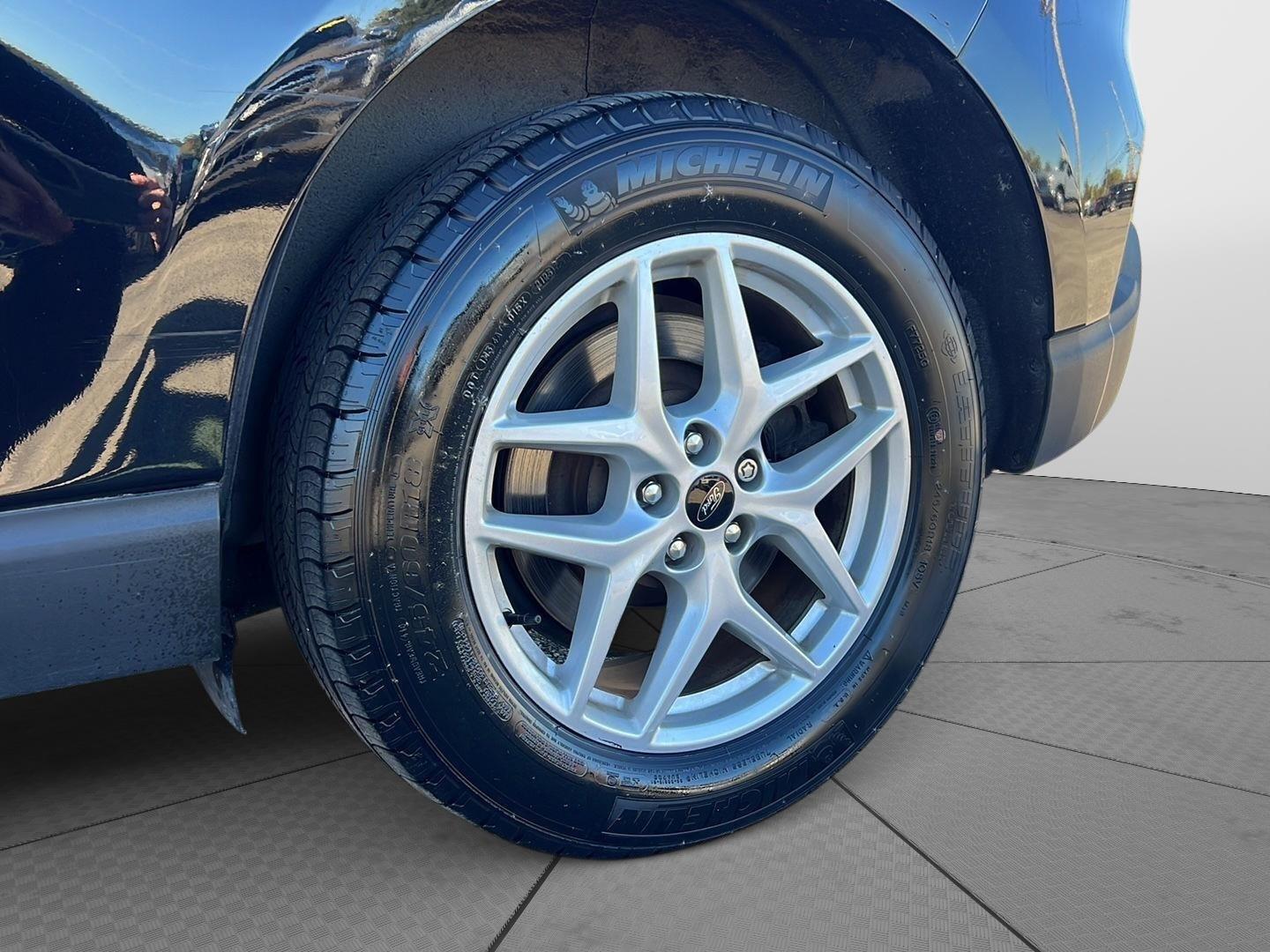2023 Ford Edge photo 4 of 45