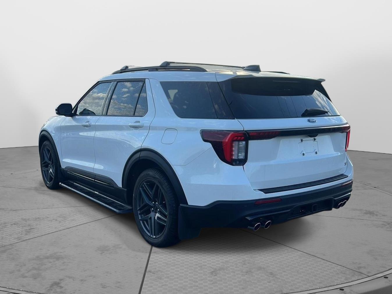 2025 Ford Explorer photo 7 of 62