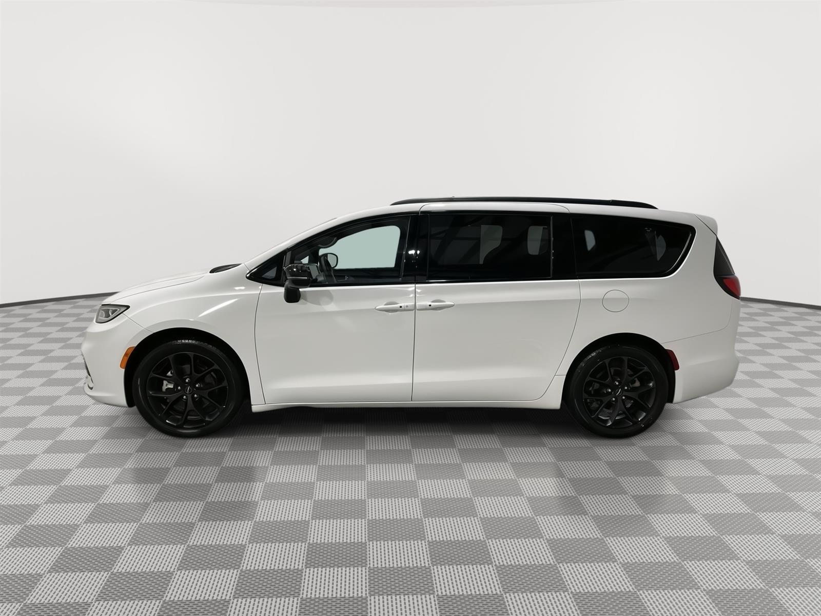 Used 2025 Chrysler Pacifica Limited Minivans for sale in St Joseph MO