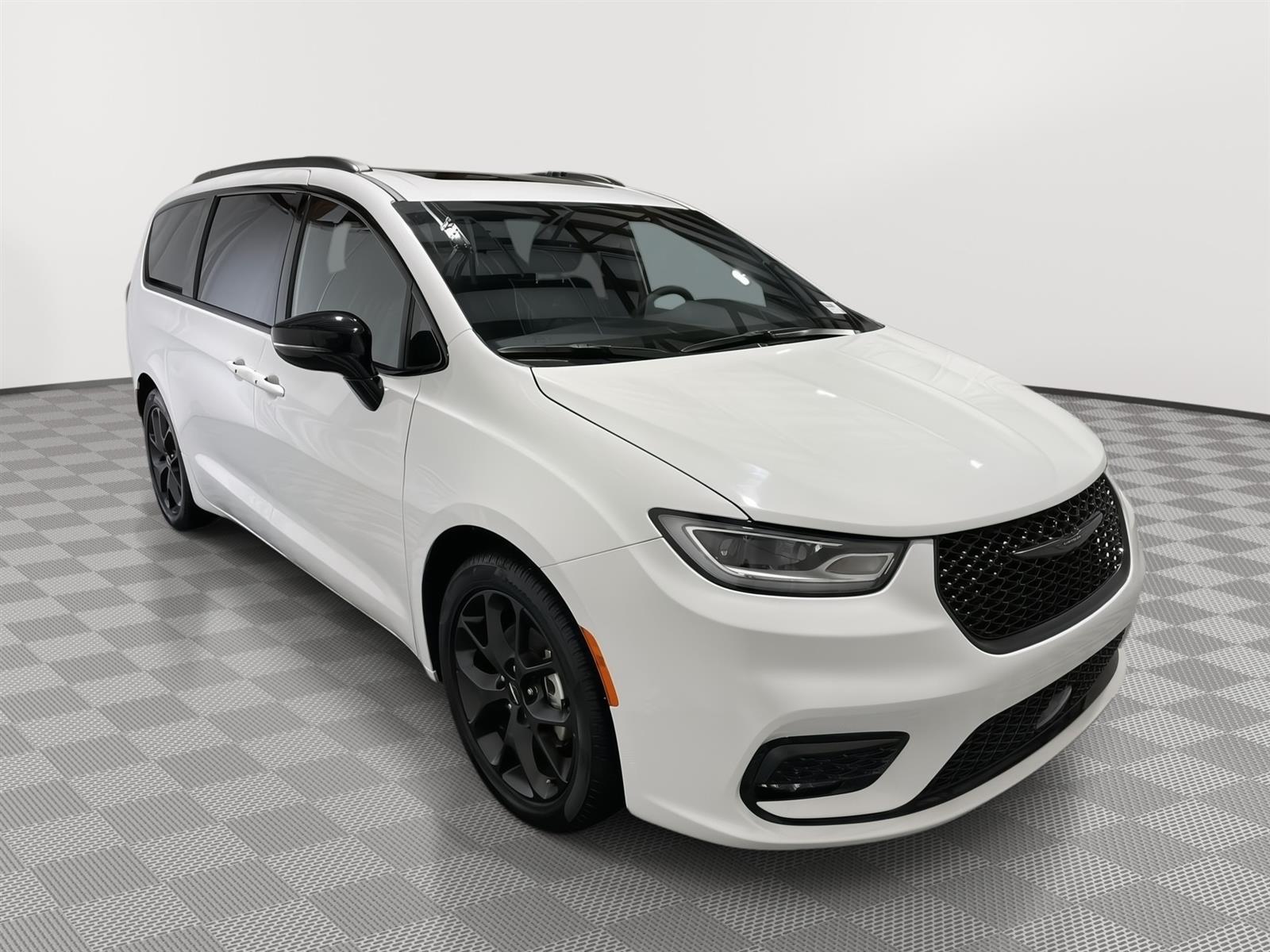 Used 2025 Chrysler Pacifica Limited Minivans for sale in St Joseph MO