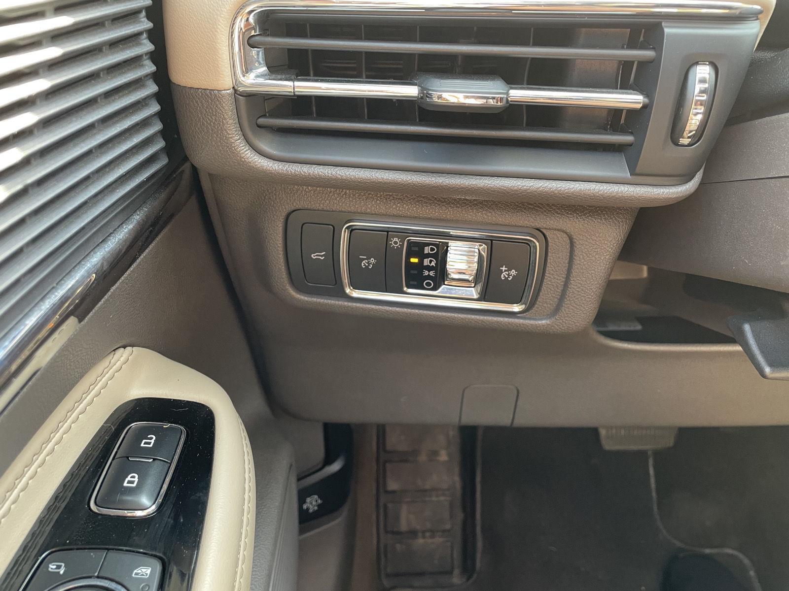 2020 Lincoln Corsair Standard photo 16