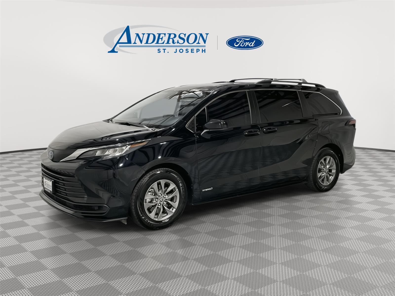 Used 2021 Toyota Sienna LE Minivan for sale in St. Joseph MO