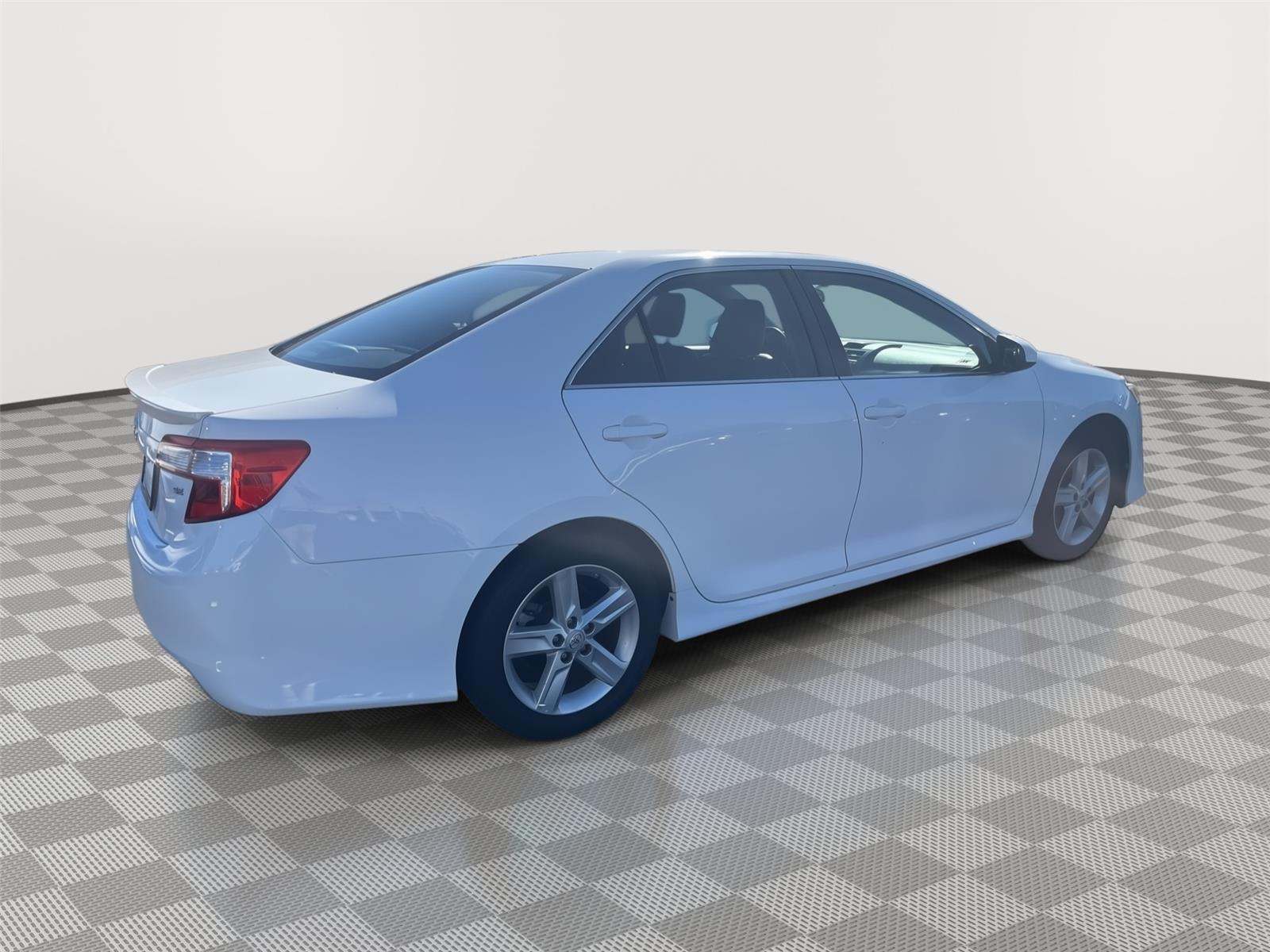 2014 Toyota Camry SE photo 4