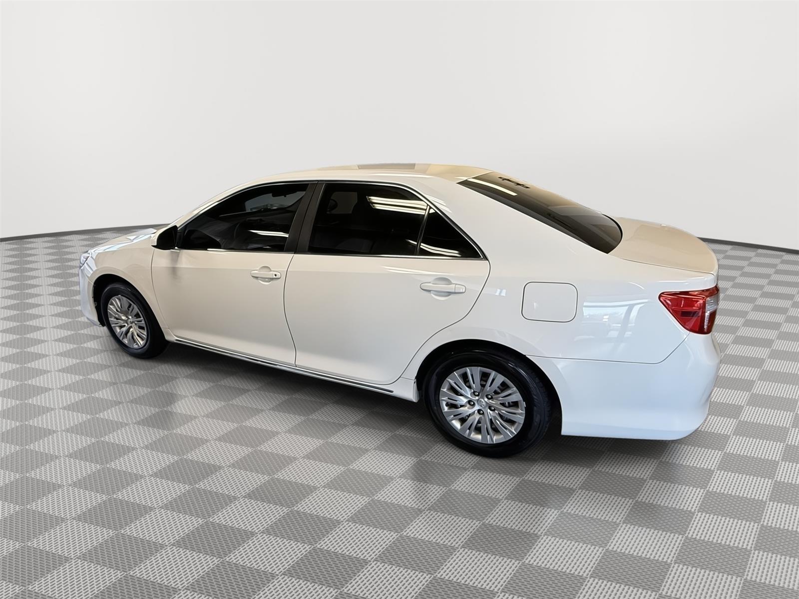 2013 Toyota Camry LE photo 2