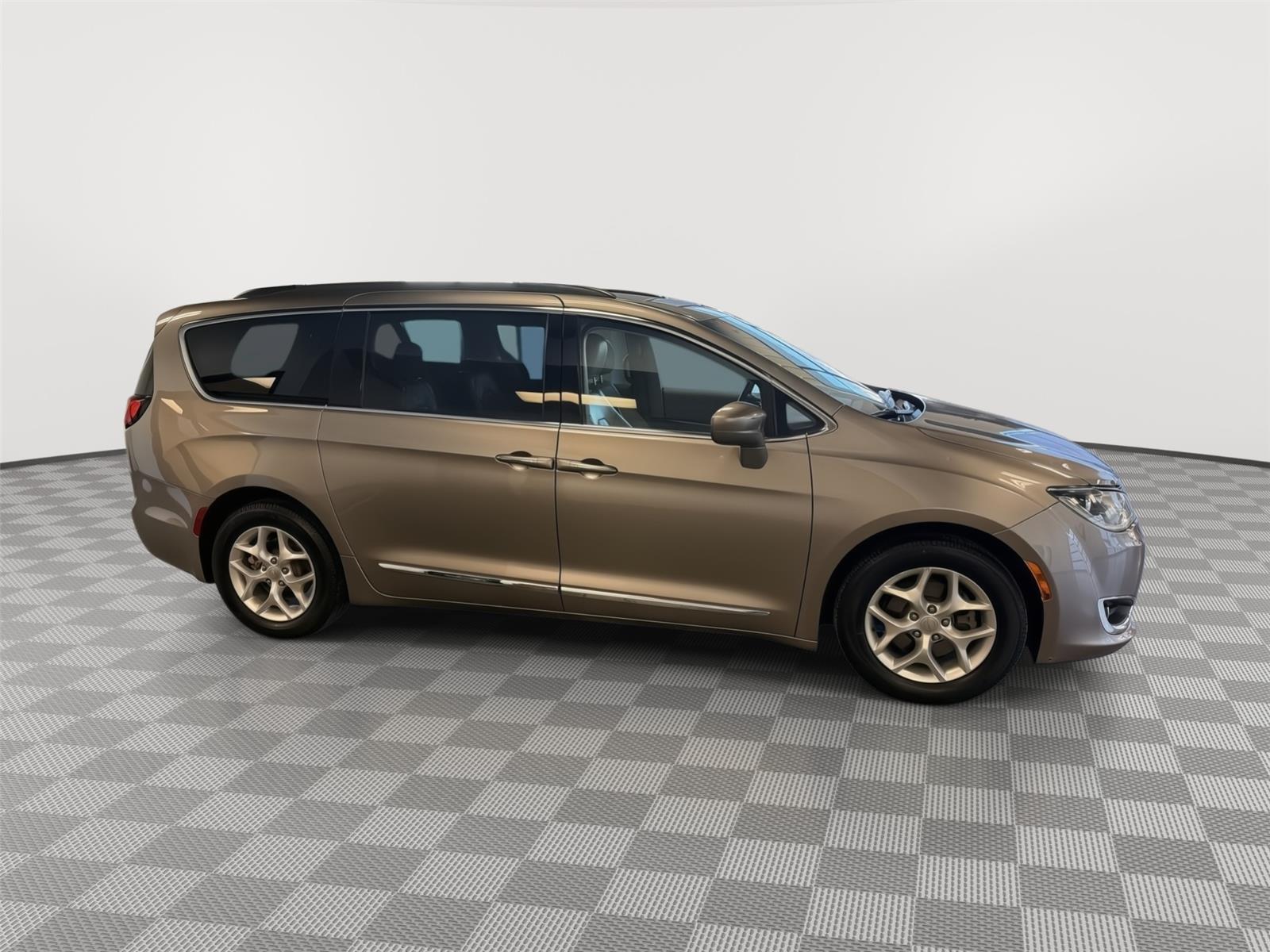 Used 2017 Chrysler Pacifica for sale in St. Joseph MO