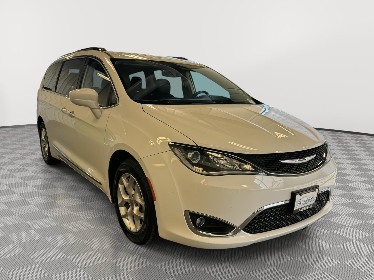 Used 2018 Chrysler Pacifica for sale in St. Joseph MO