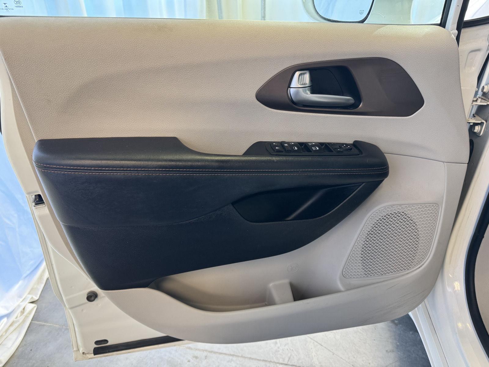 Used 2018 Chrysler Pacifica for sale in St. Joseph MO