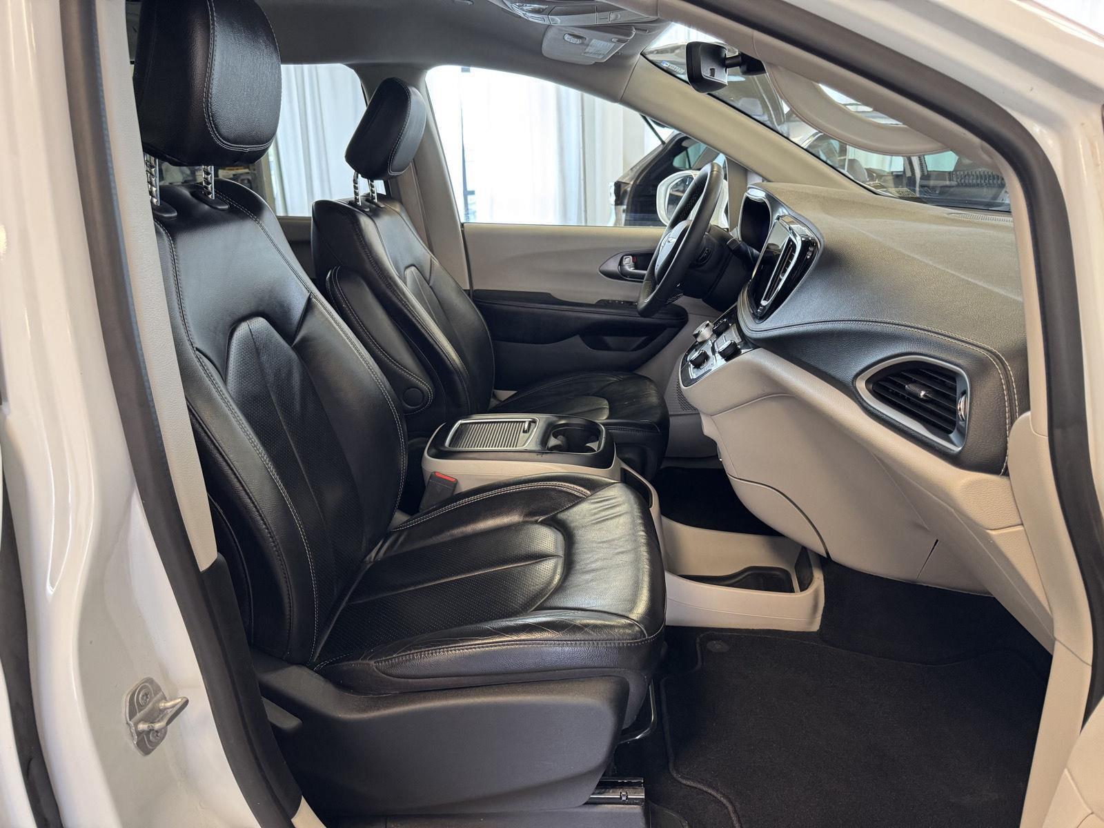 Used 2022 Chrysler Pacifica for sale in St. Joseph MO