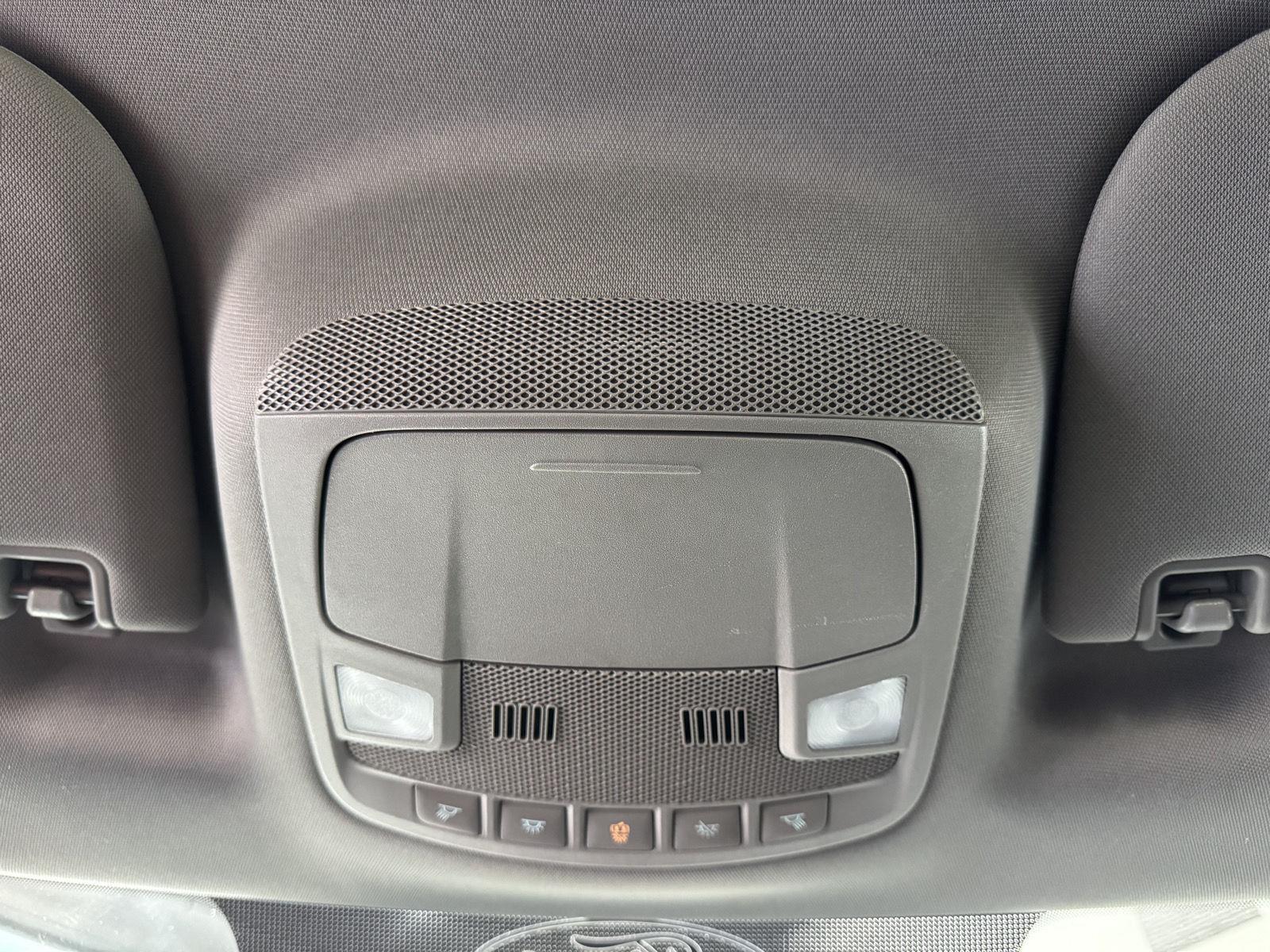 Vehicle photo 25