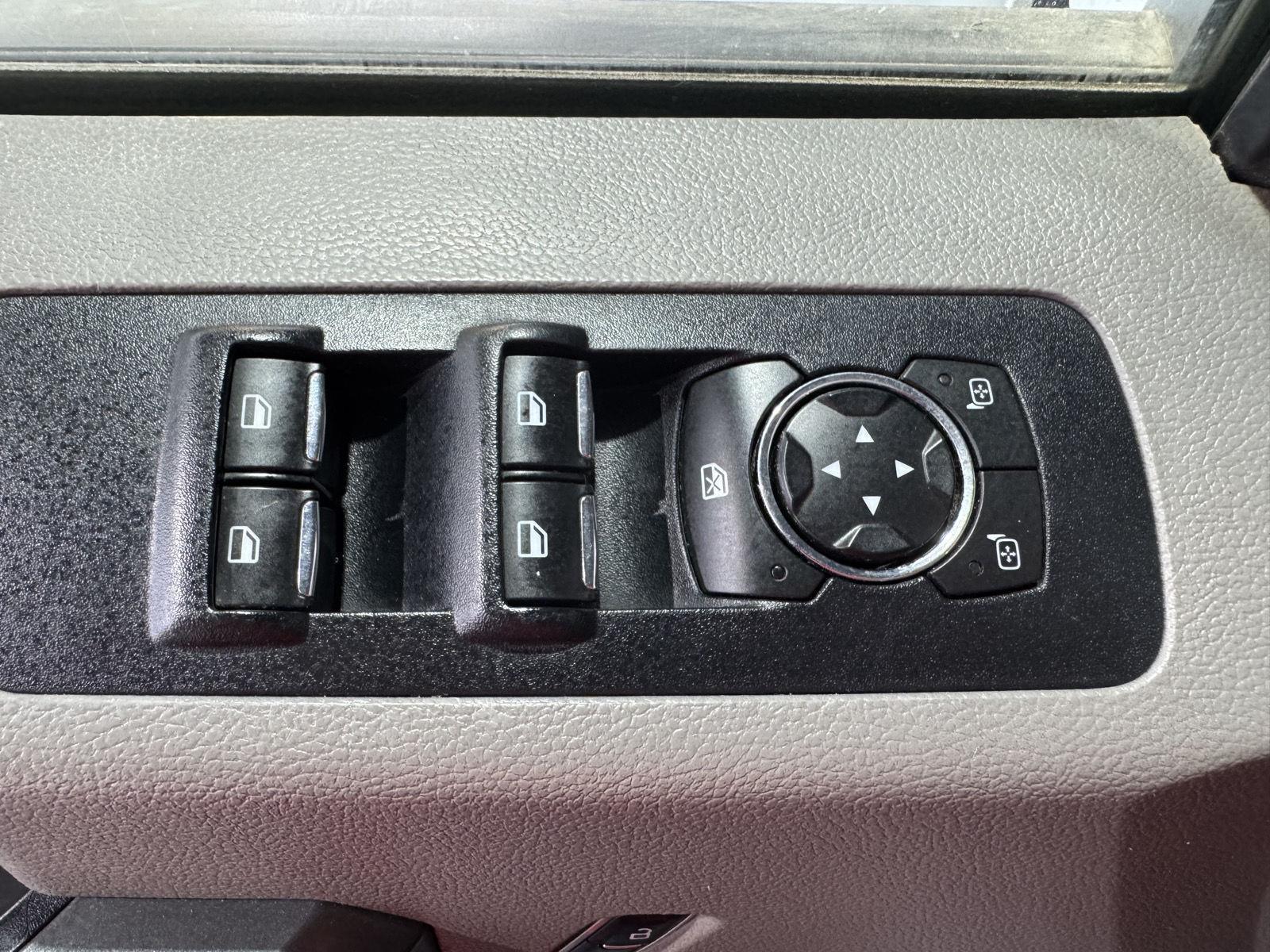 Vehicle photo 30
