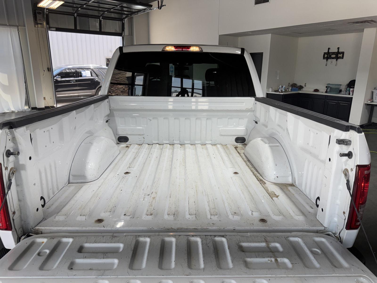 Vehicle photo 32