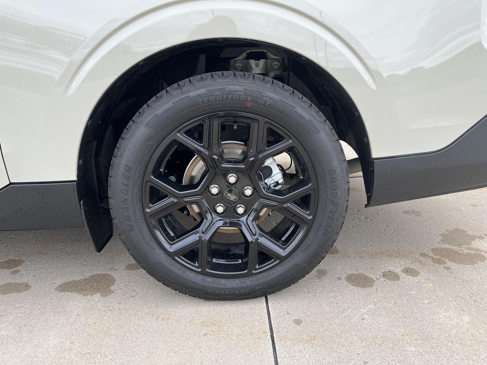 Vehicle photo 9