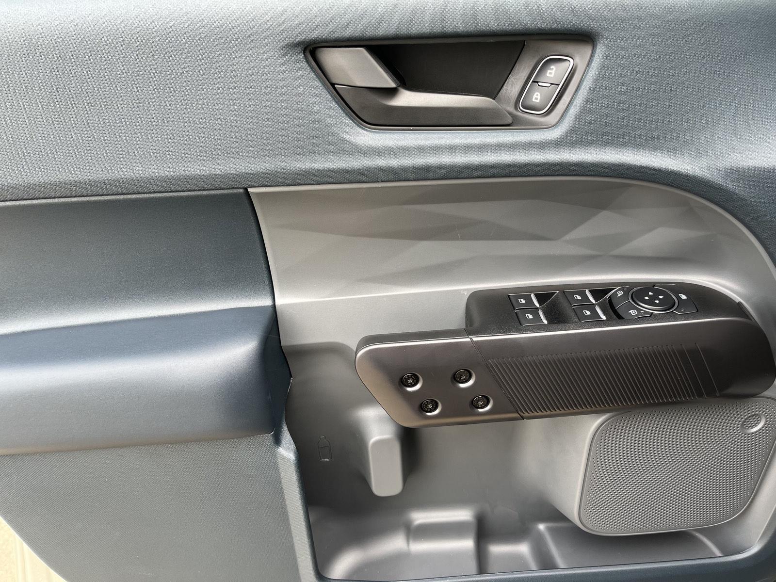 Vehicle photo 10