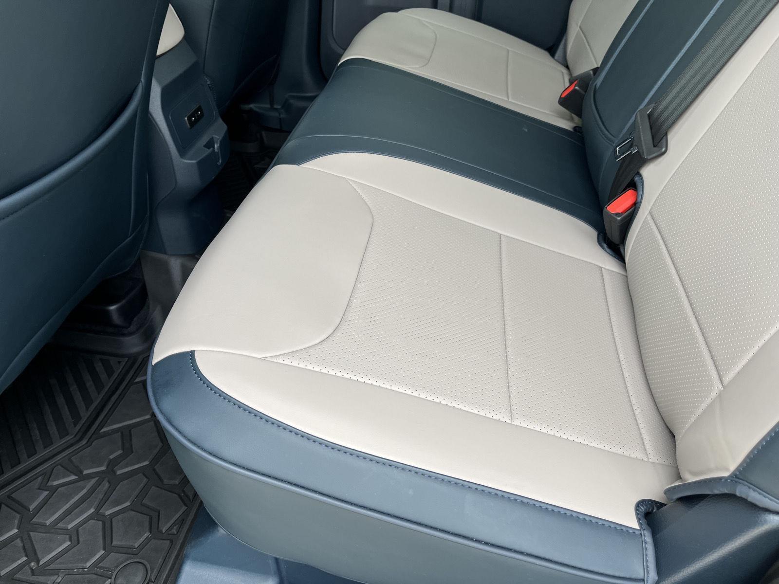 Vehicle photo 17