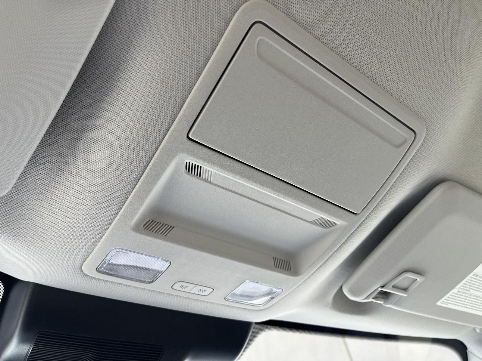 Vehicle photo 26