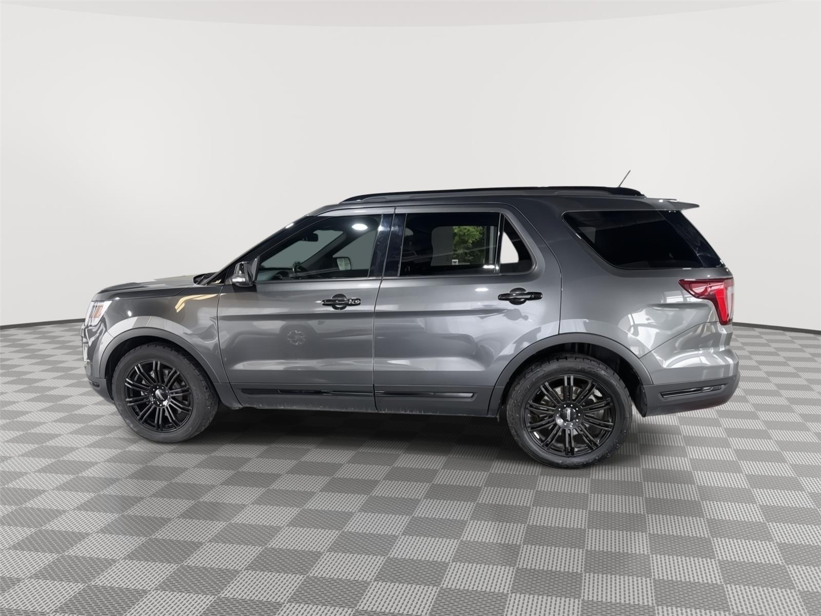Vehicle photo 2
