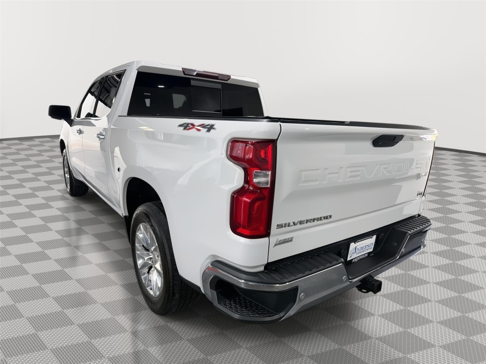 Vehicle photo 9