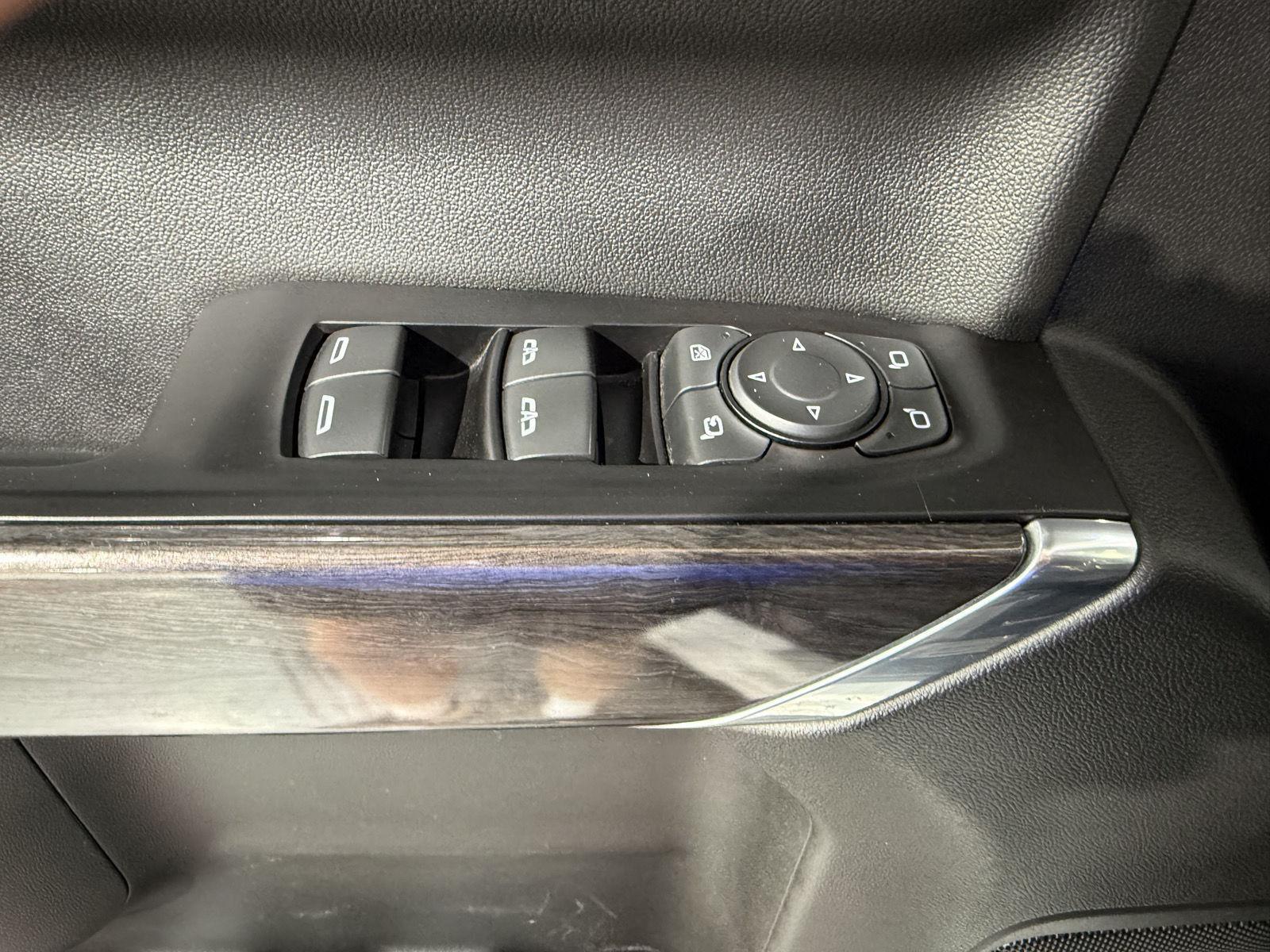 Vehicle photo 21