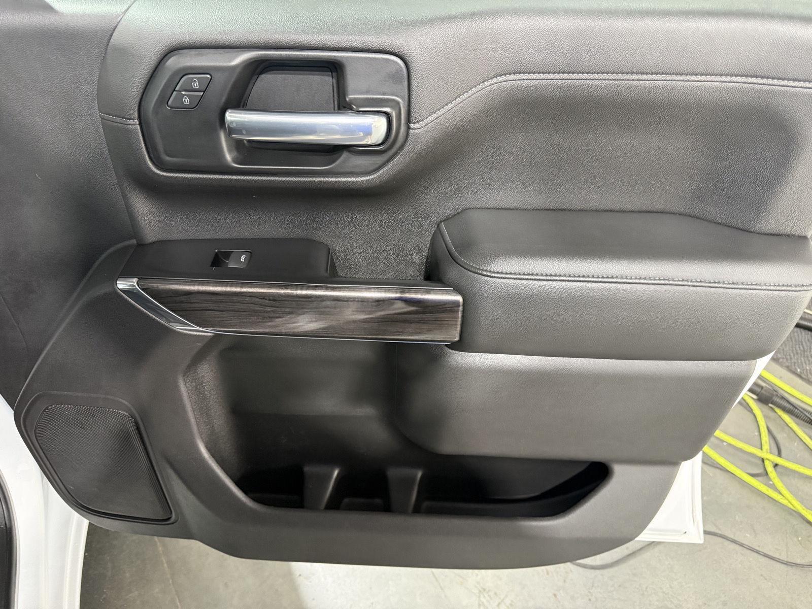 Vehicle photo 25