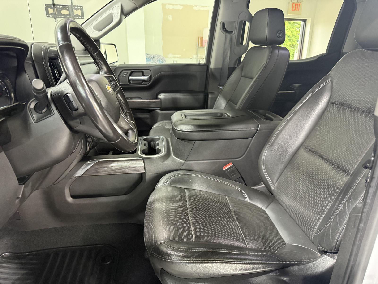 Vehicle photo 17