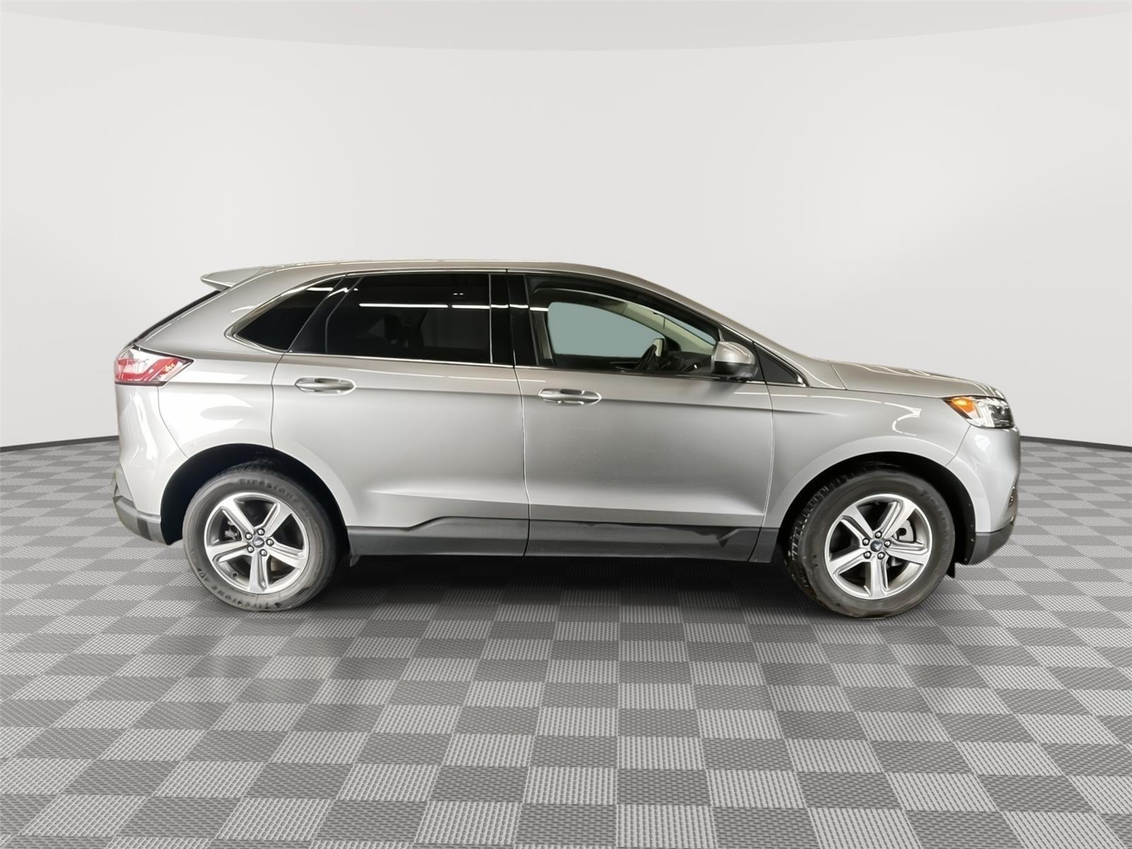 Vehicle photo 4