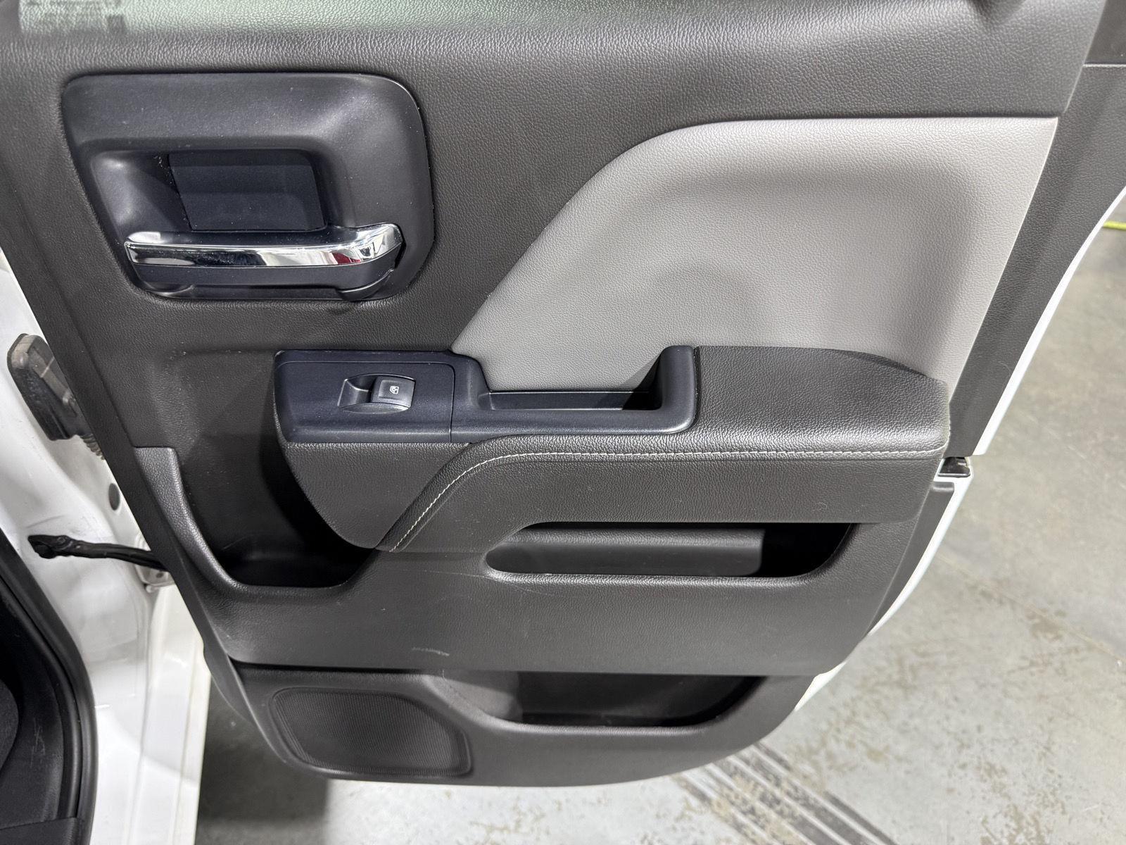 Vehicle photo 25