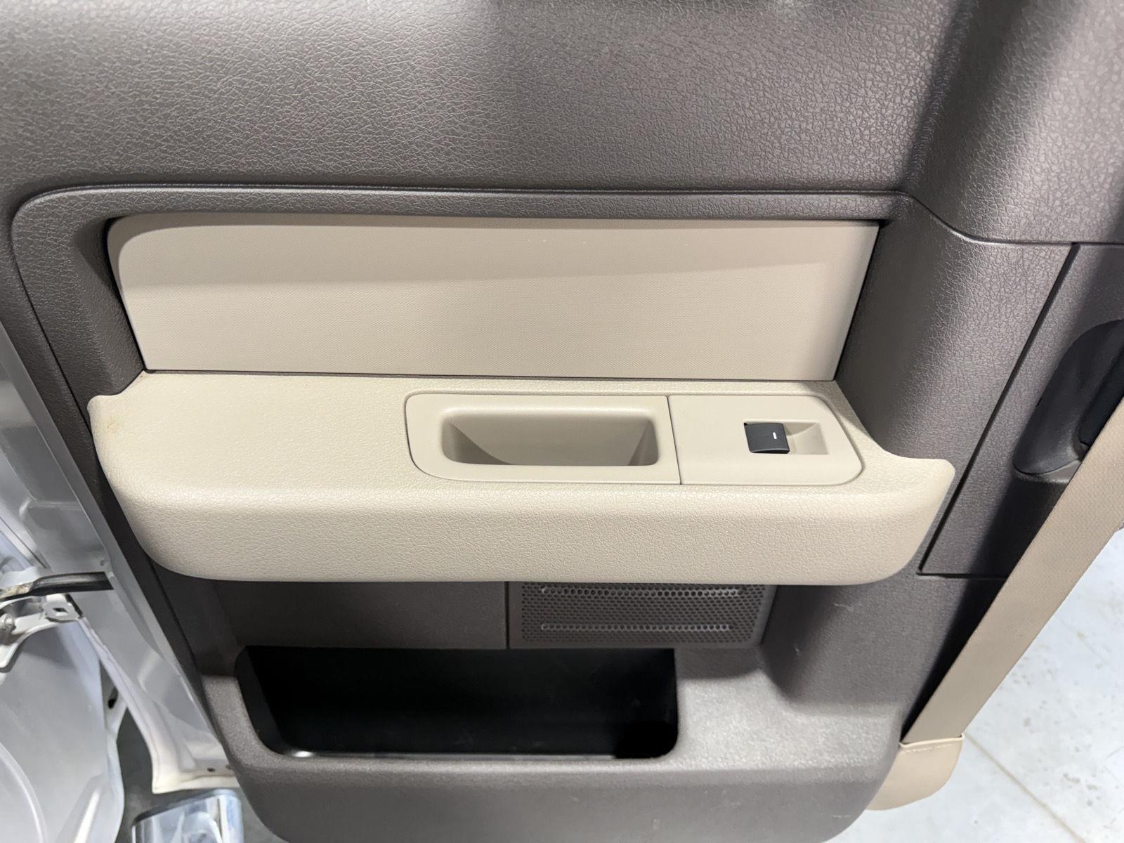 Vehicle photo 23