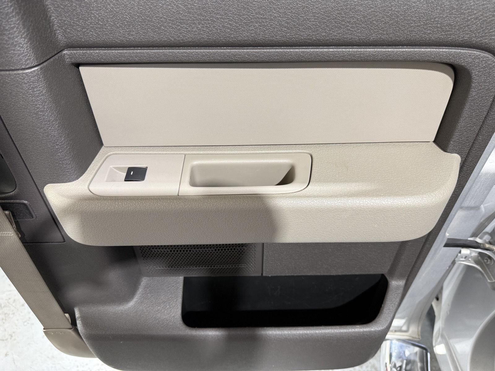 Vehicle photo 25