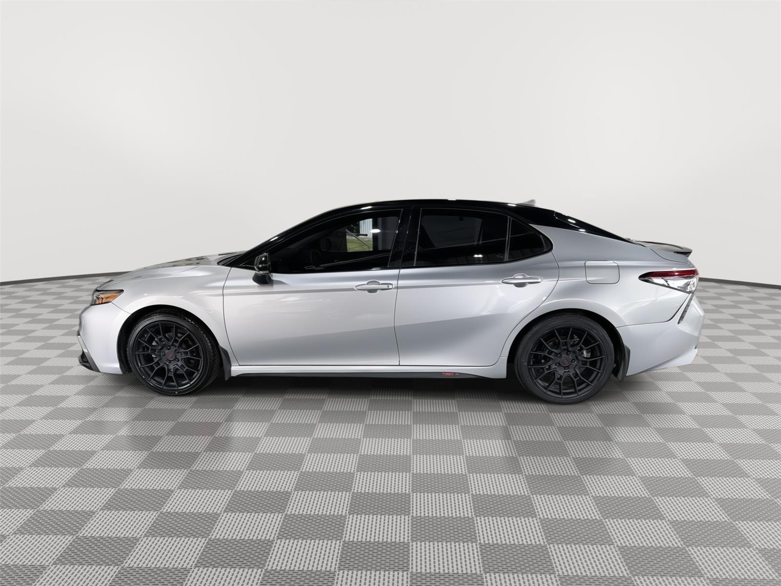Vehicle photo 2