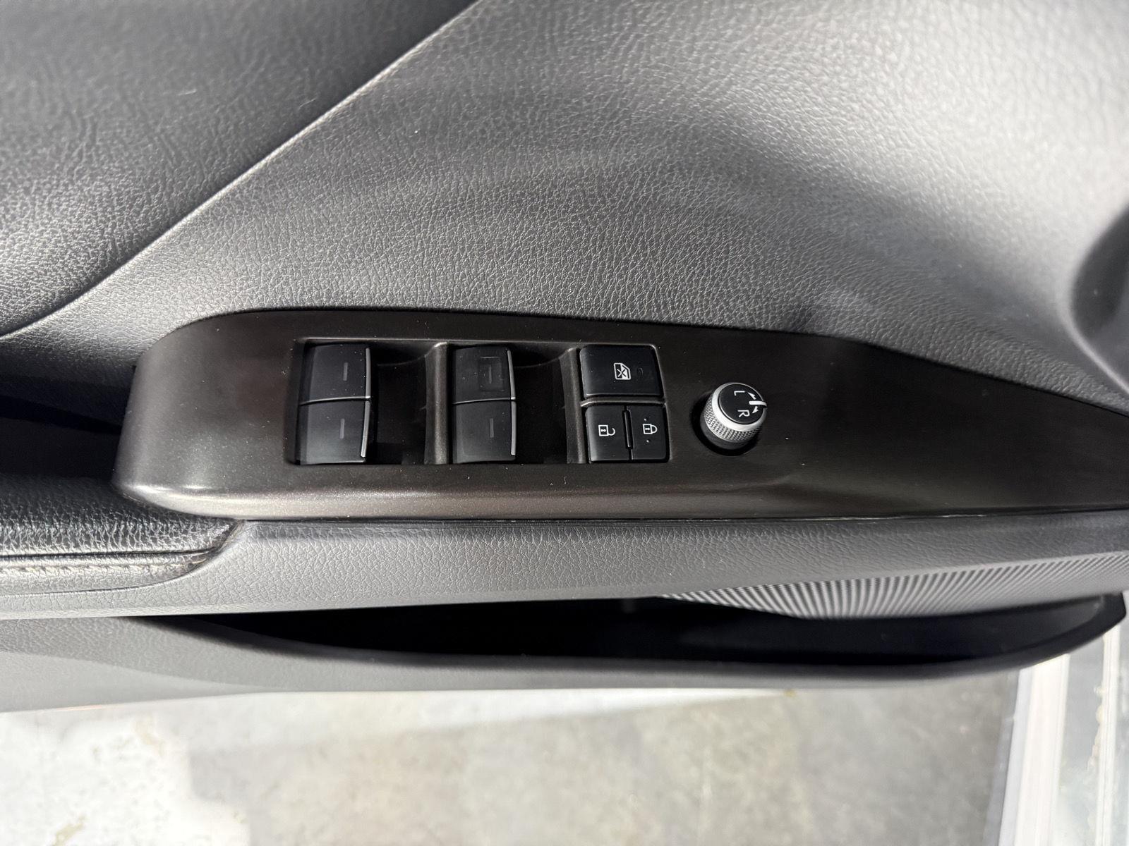 Vehicle photo 21