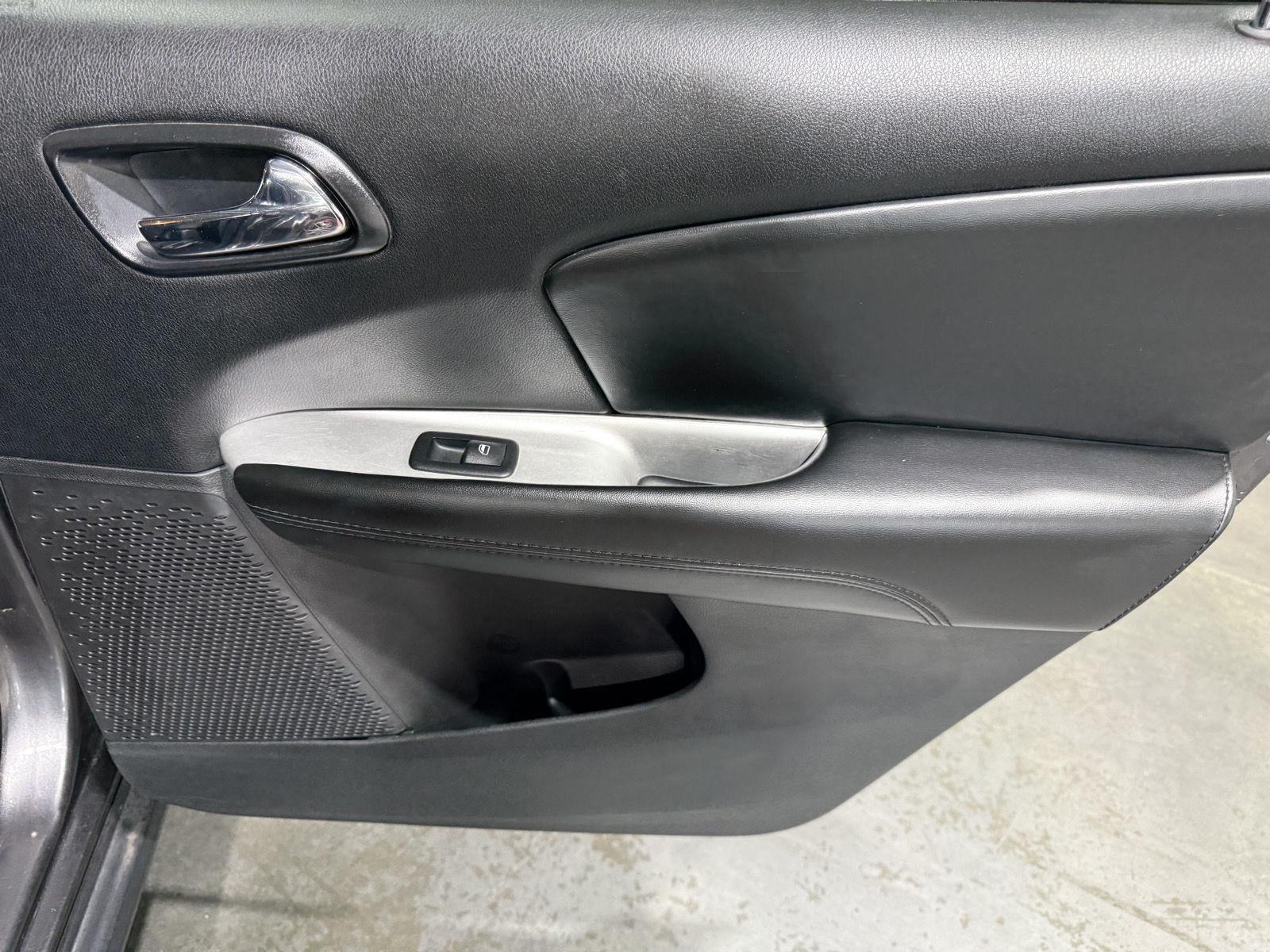 Vehicle photo 25