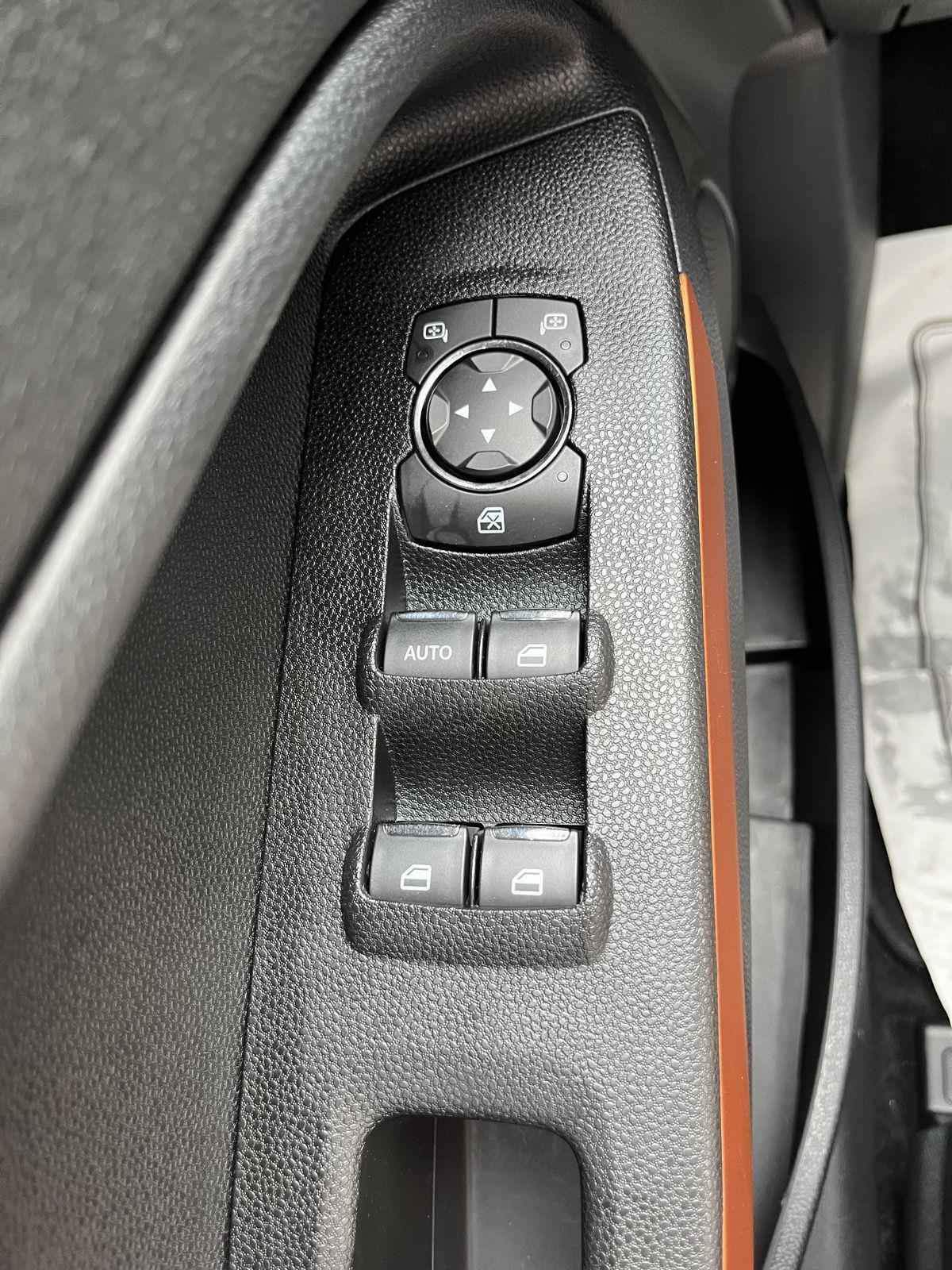 Vehicle photo 11