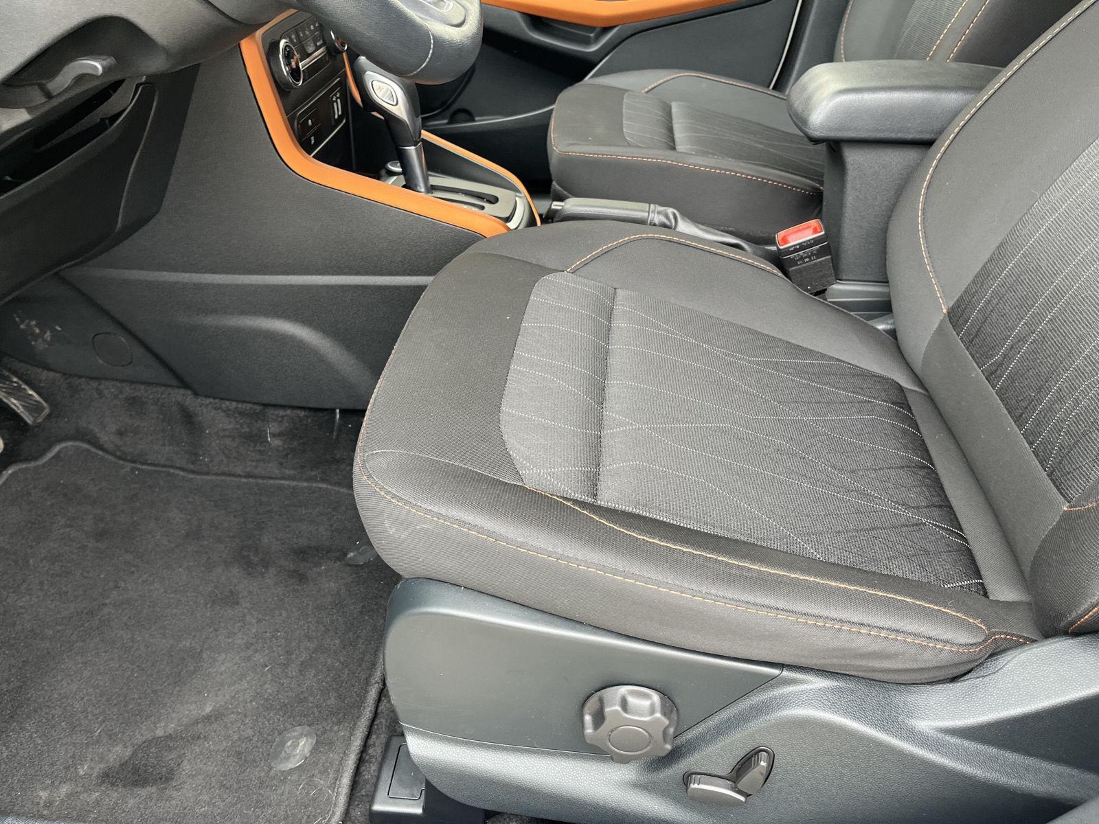 Vehicle photo 12