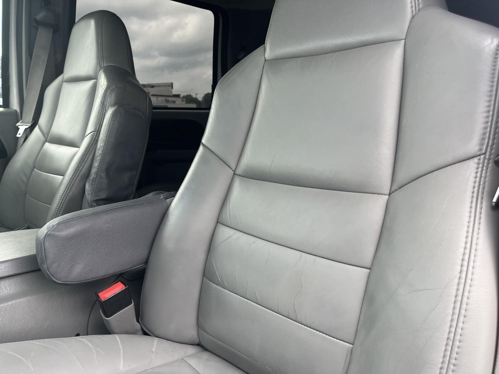 Vehicle photo 12