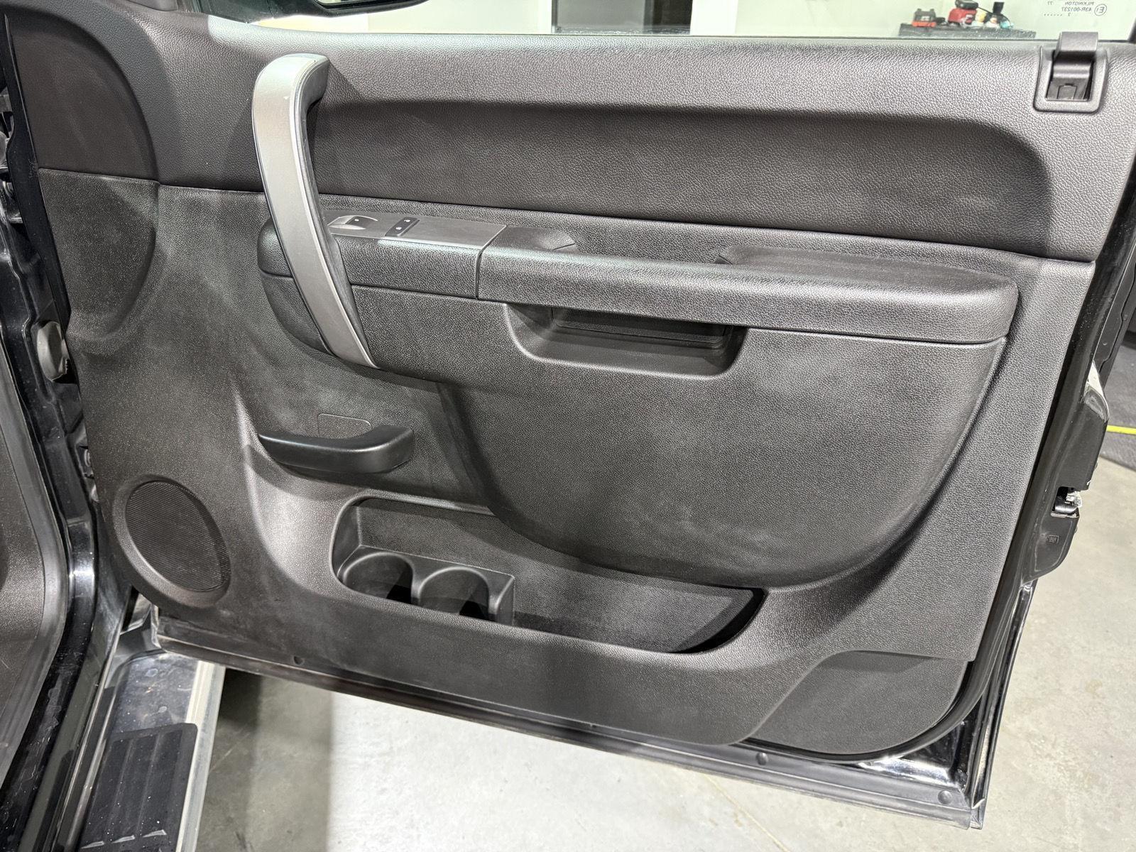 Vehicle photo 26