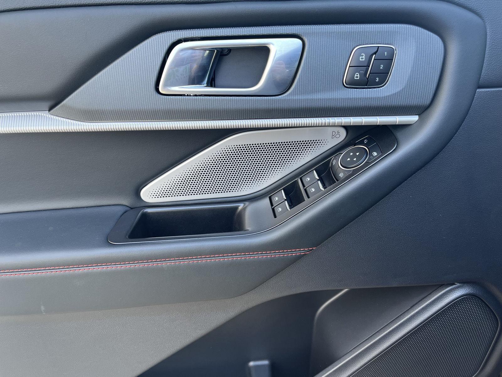 Vehicle photo 10