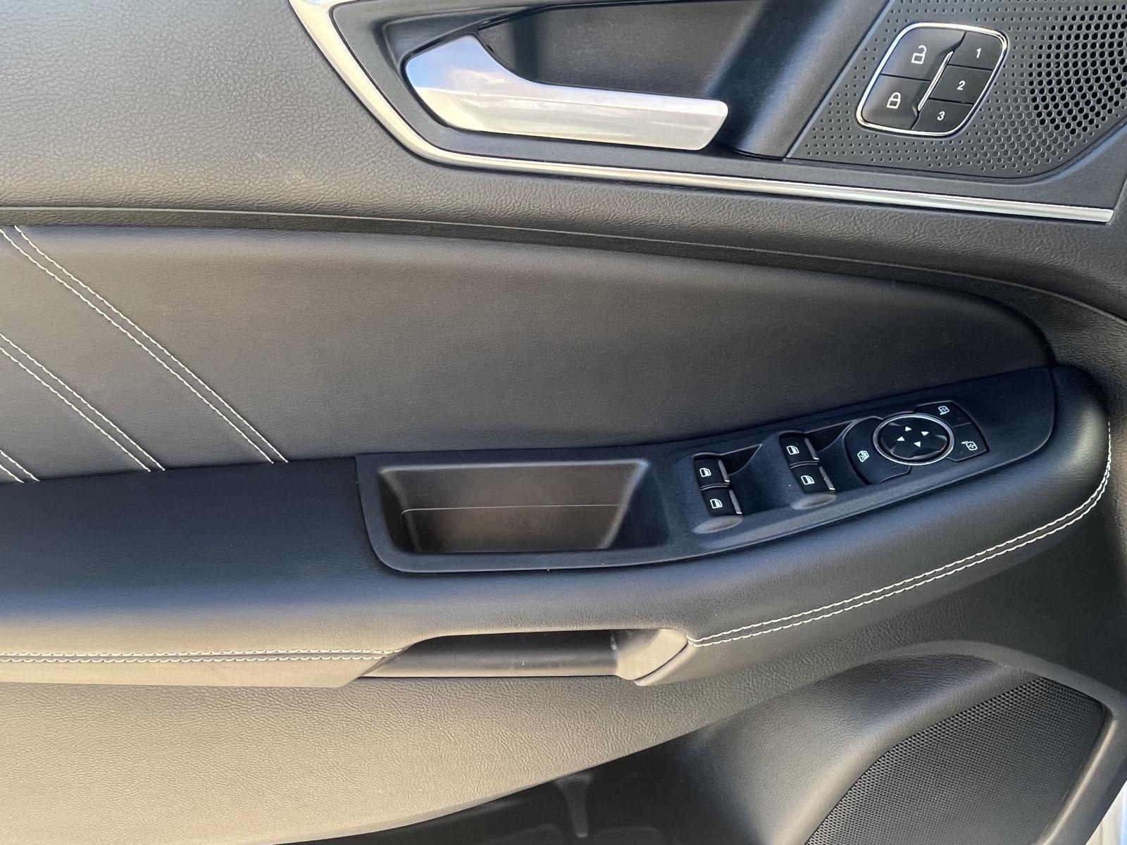 Vehicle photo 9