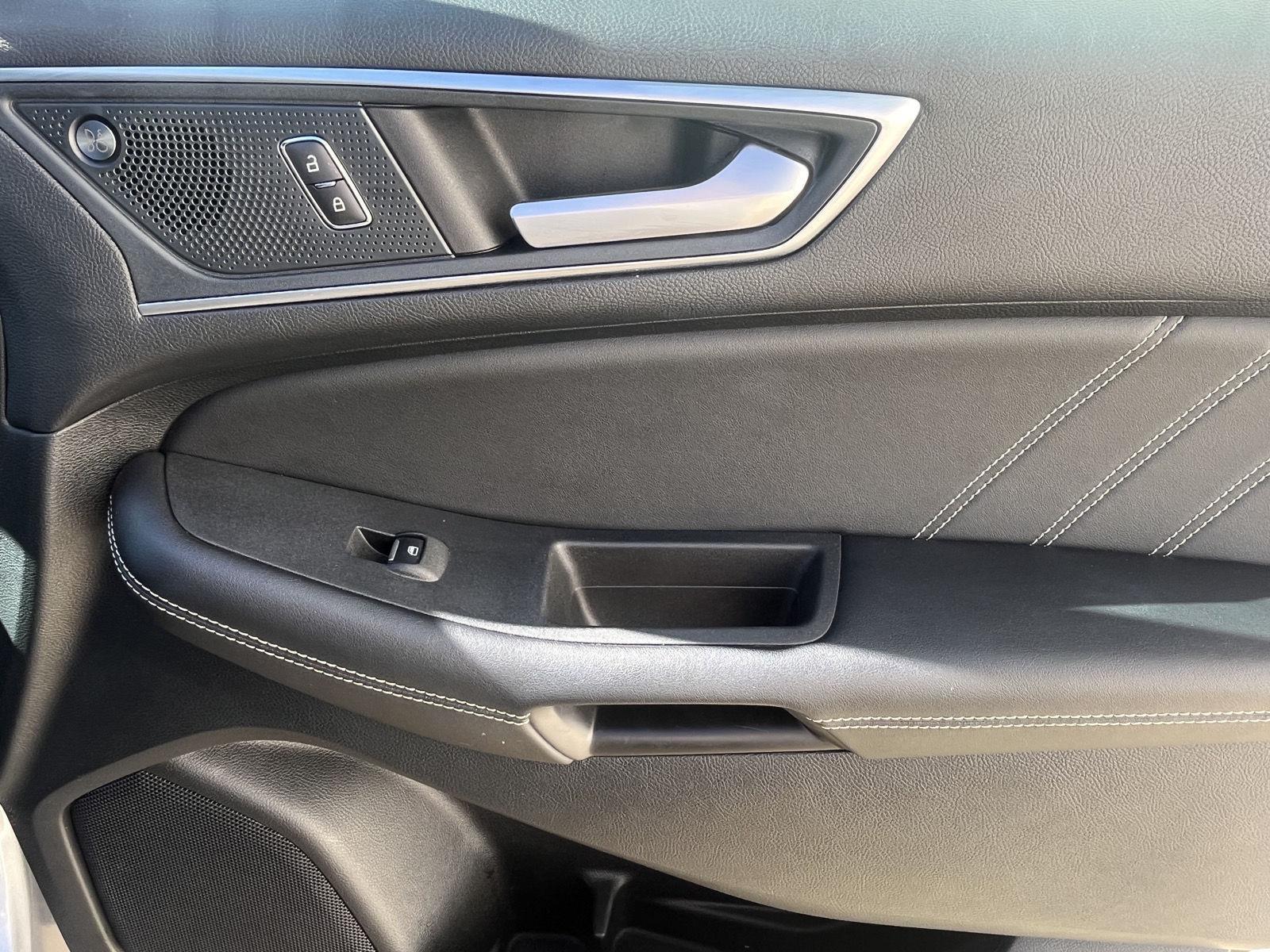 Vehicle photo 14