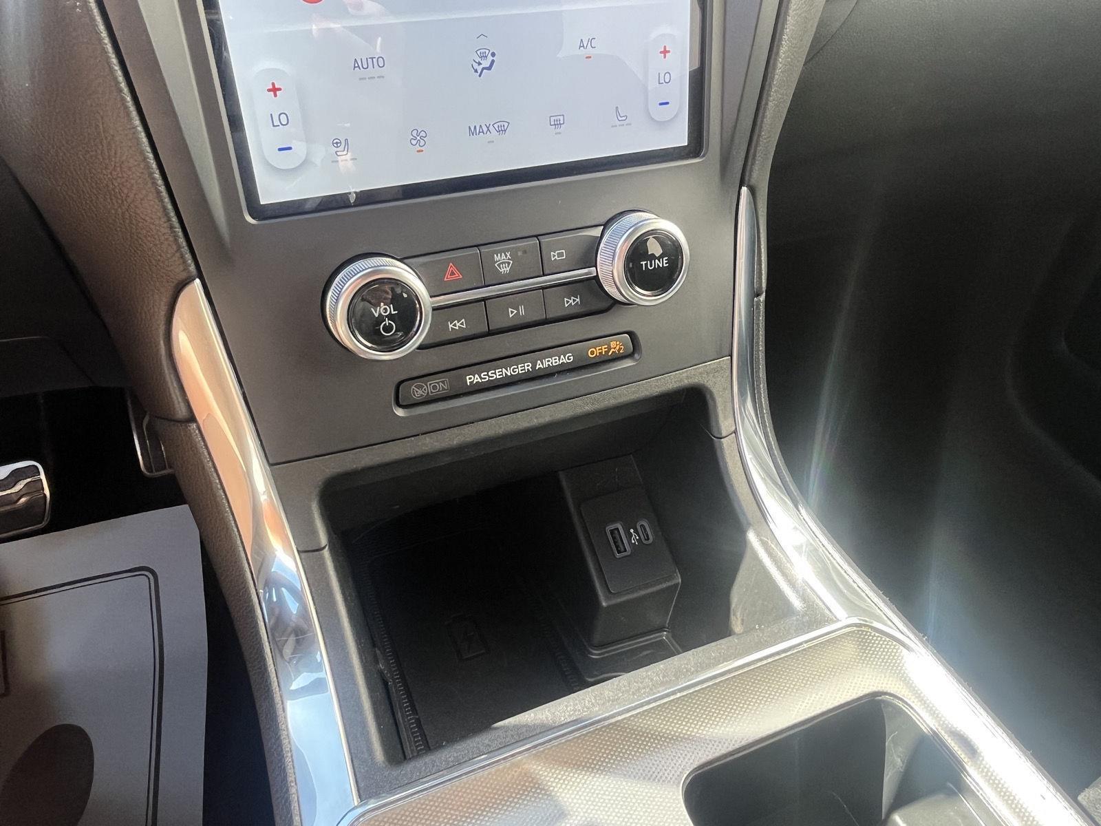 Vehicle photo 23
