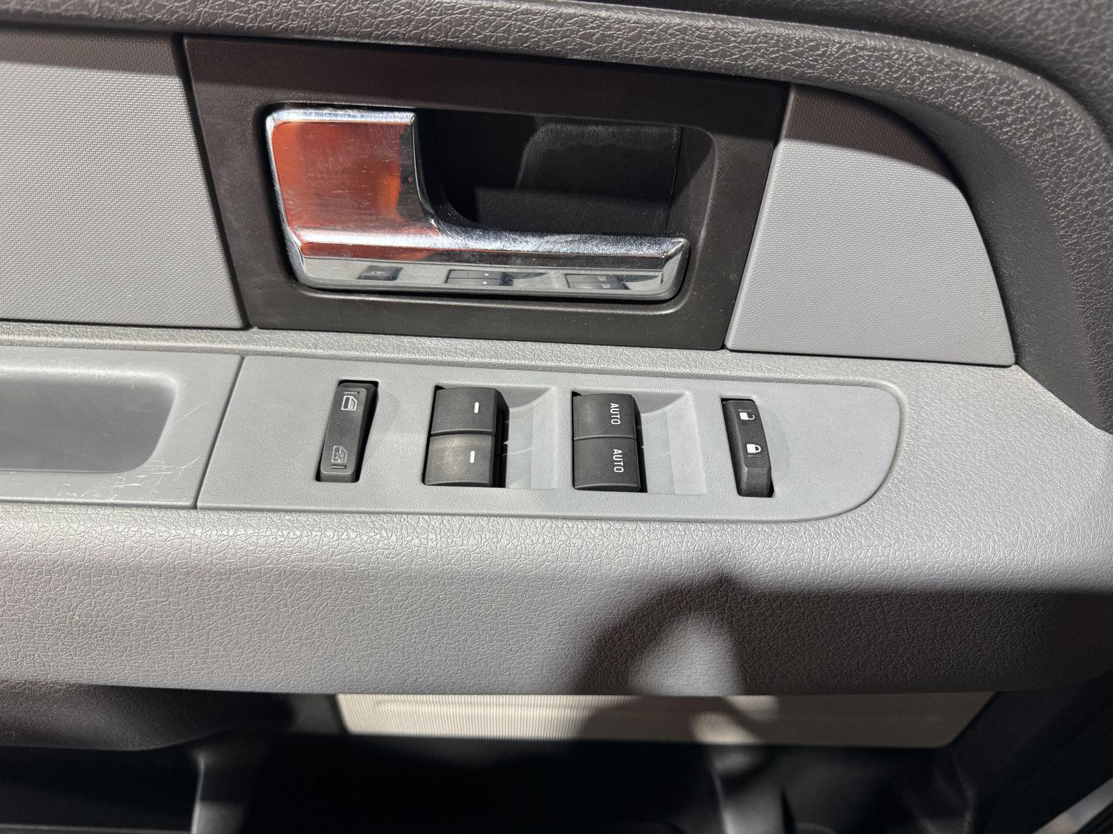 Vehicle photo 26
