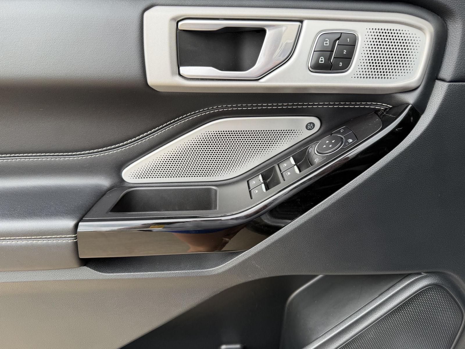 Vehicle photo 10