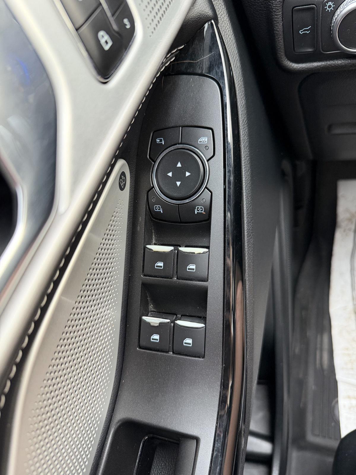 Vehicle photo 11