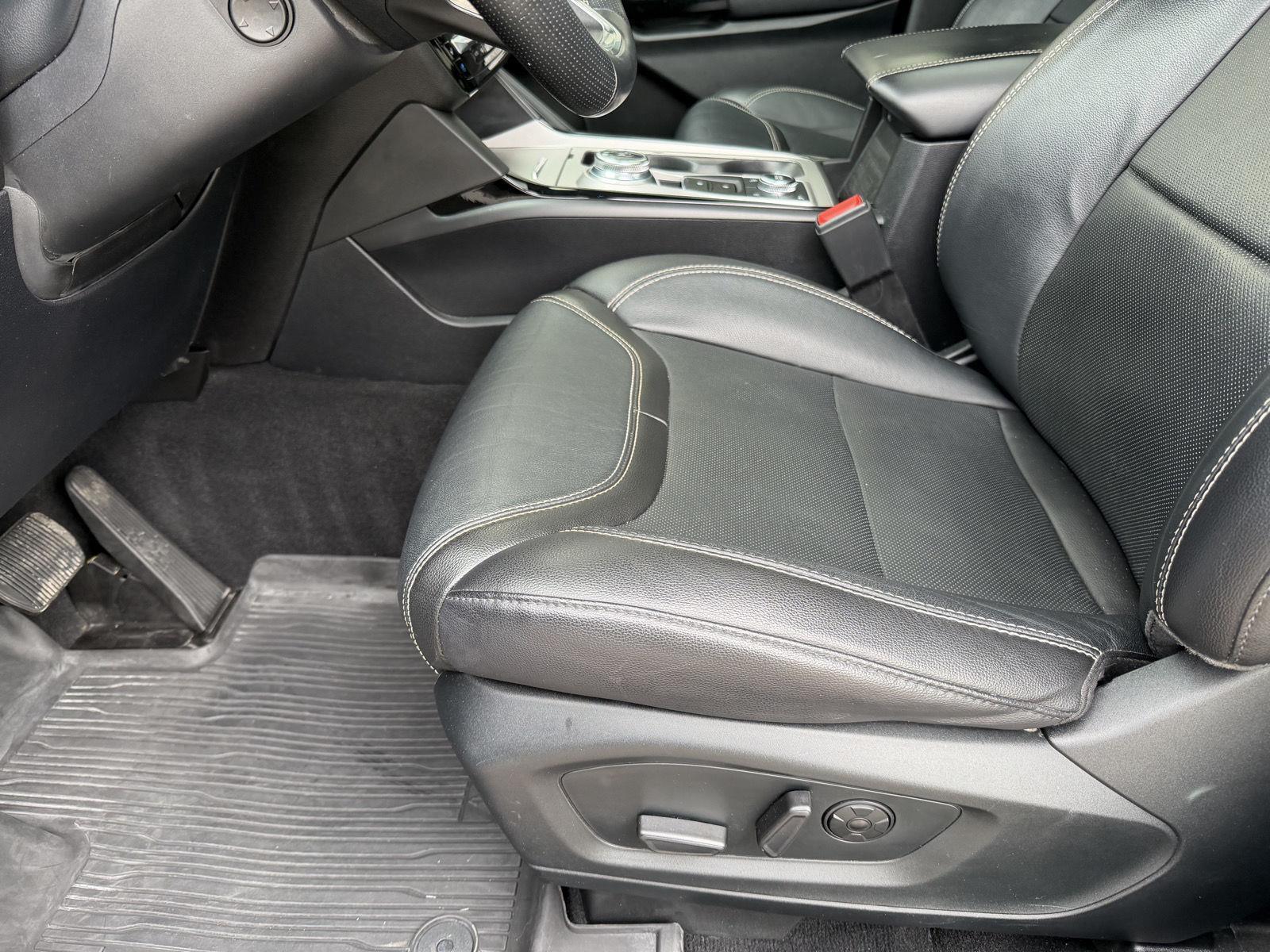 Vehicle photo 12