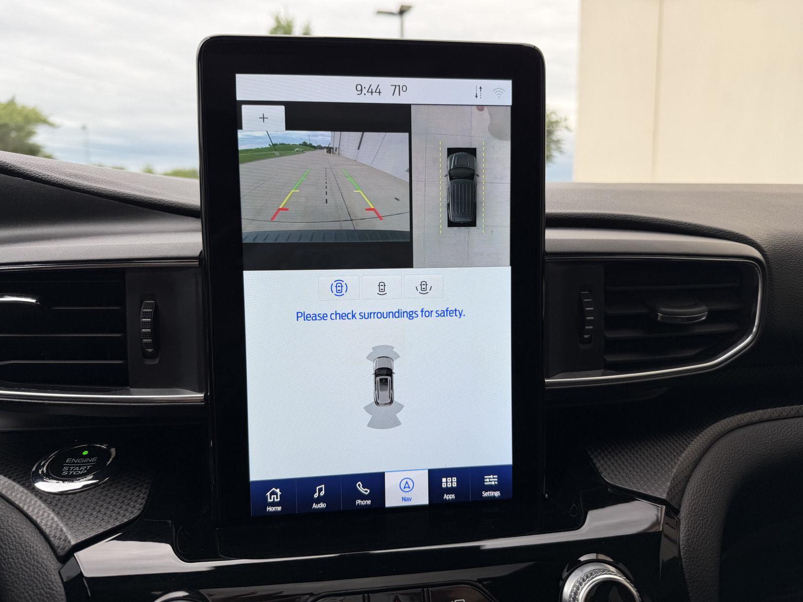 Vehicle photo 23