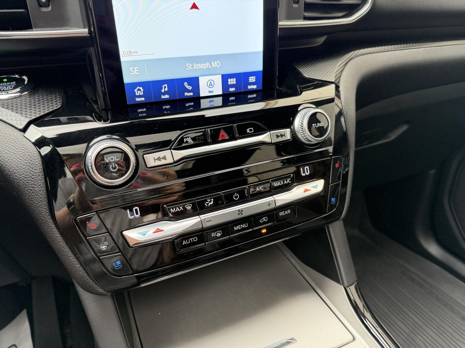 Vehicle photo 24