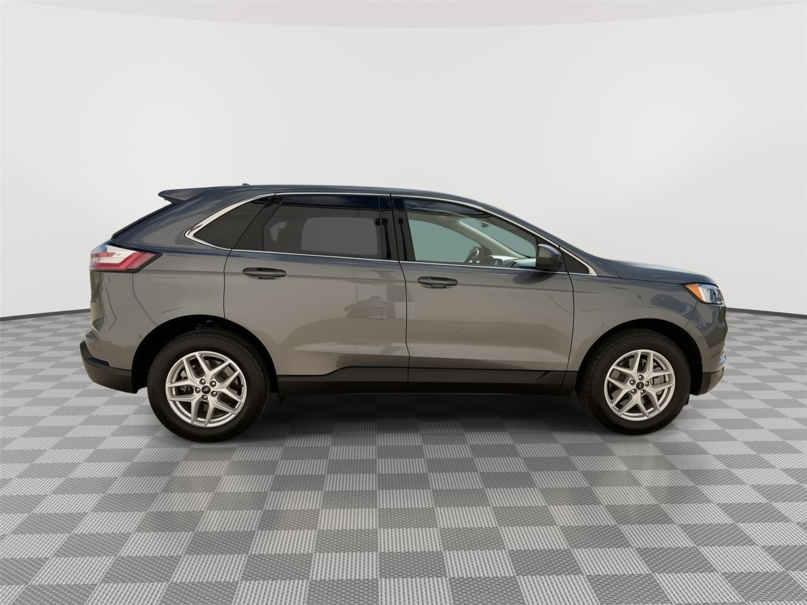 Vehicle photo 4