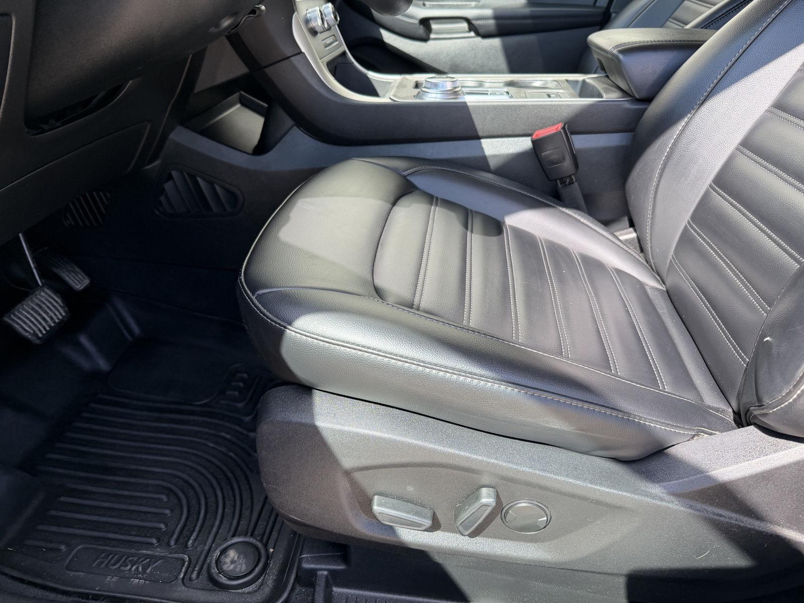Vehicle photo 12
